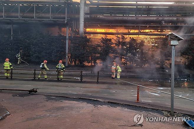 포항제철소 불 끄는 소방관 (포항=연합뉴스) 23일 경북 포항시 남구 포스코 포항제철소에서 불이 나자 출동한 소방관들이 진압하고 있다.
    이 화재로 상당수 회사 내 공장 가동이 한때 중단됐다. 2023.12.23 [포항남부소방서 제공. 재판매 및 DB 금지] sds123@yna.co.kr