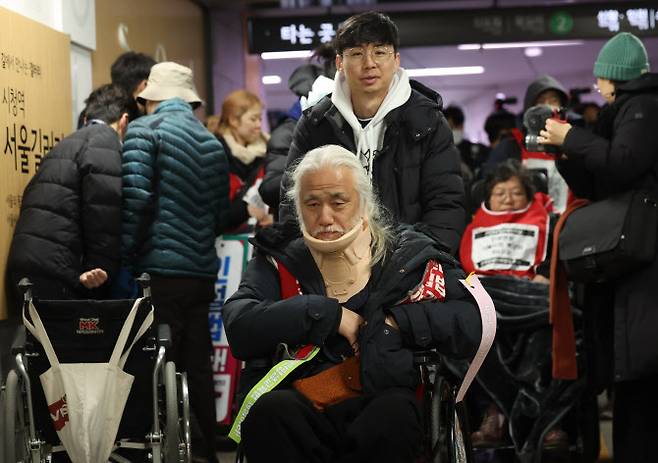 박경석 전국장애인차별철폐연대(전장연) 대표가 지난달 30일 오후 서울 시청역에서 빠져나가고 있다. (사진=연합뉴스)