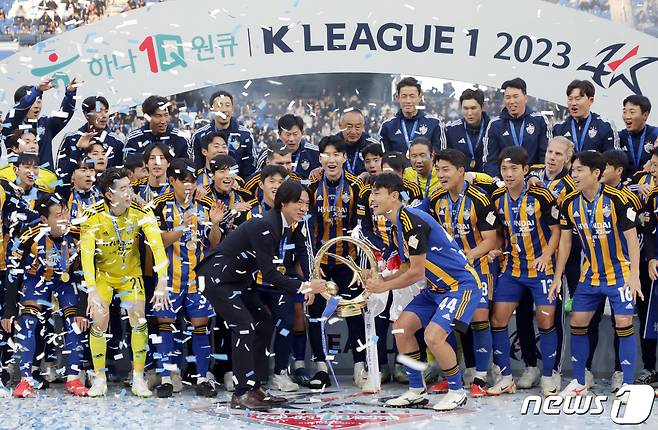 3일 오후 울산문수축구경기장에서 열린 '하나원큐 K리그1 2023' 우승 시상식에서 홍명보 울산현대 감독과 선수들이 우승 트로피를 들며 환호하고 있다. 2023.12.3/뉴스1 ⓒ News1 김지혜 기자