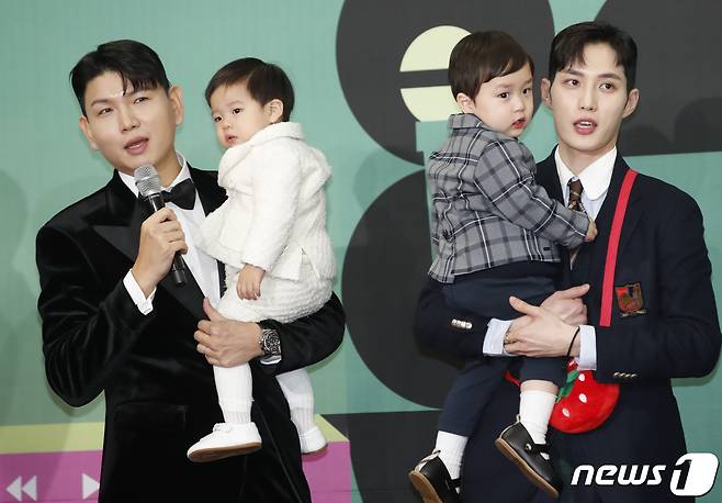제이쓴·준범 부자와 김준호·은우 부자가 23일 오후 서울시 영등포구 여의도 KBS 신관 웨딩홀에서 열린 '2023 KBS 연예대상'에 참석했다. ⓒ News1 권현진 기자