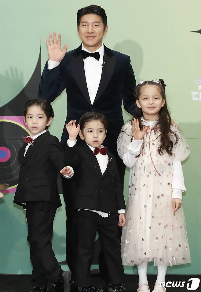 전 축구 국가대표 선수 박주호가 23일 오후 서울시 영등포구 여의도 KBS 신관 웨딩홀에서 열린 '2023 KBS 연예대상' 레드카펫 행사에서 나은, 건후, 진우와 함께 참석해 포즈를 취하고 있다. ⓒ News1 권현진 기자