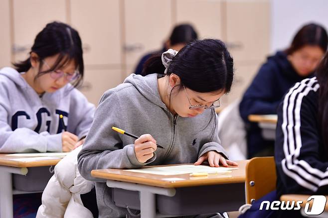 한 고등학교에서 수험생들이 대학수학능력시험(수능)을 치르고 있다. /뉴스1 ⓒ News1 최창호 기자