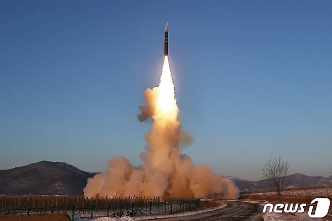 (평양 노동신문=뉴스1) = 북한 대륙간탄도미사일(ICBM) '화성-18형'. [국내에서만 사용가능. 재배포 금지. DB 금지. For Use Only in the Republic of Korea. Redistribution Prohibited] rodongphoto@news1.kr