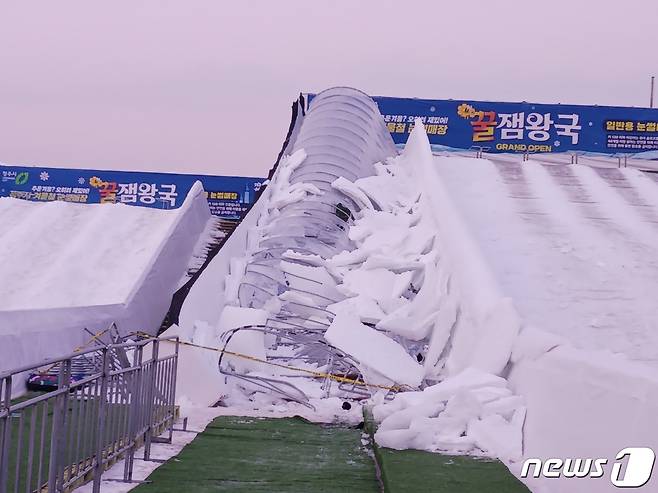 24일 오후 4시18분쯤 충북 청주시 상당구 지북동 눈썰매장에서 비닐하우스 형태의 승강로 지붕 구조물이 무너졌다. 이 사고로 3명이 매몰됐다가 모두 병원으로 옮겨졌다. 사진은 구조 작업을 끝낸 사고 현장.2023.12.24/뉴스1 ⓒ News1 임양규 수습기자