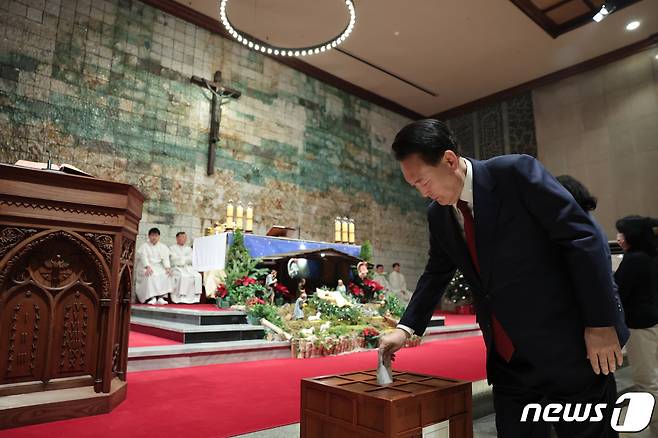 윤석열 대통령이 24일 오후 서울 종로구 혜화동 성당에서 열린 '주님 성탄 대축일 미사'에 참석해 구유 예물을 봉헌하고 있다. (대통령실 제공) 2023.12.24/뉴스1 ⓒ News1 안은나 기자