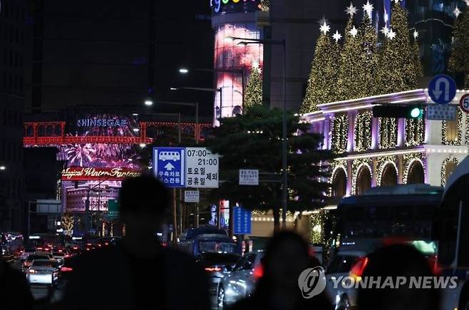 신세계백화점 본점과 롯데백화점 외벽에 성탄절로 꾸민 불빛이 나오고 있다. 기사와 상관없는 자료 사진. [사진=연합뉴스]