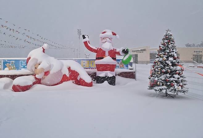 21일 보령시 신흑동 대천해수욕장 머드광장에 세워진 산타클로스 등 성탄절 조형물이 하얀 눈으로 덮여 있다. 연합뉴스