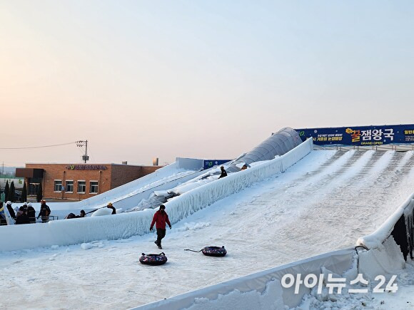 24일 오후 4시18분쯤 청주시농업기술센터 눈썰매장 승강로에 설치된 비닐하우스가 무너지는 사고가 발생했다. 이 사고로 이용자 3명이 부상을 입어 충북대학교병원으로 이송됐다. 이 가운데 1명은 증상이 호전돼 퇴원했고, 2명은 치료 중이다. [사진=독자 제공]