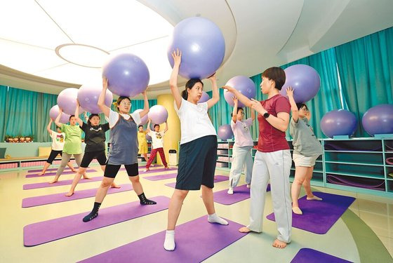 중국의 경제 전망이 암울한 가운데 ‘상상저축법’이 젊은이들 사이에 인기라고 중국 매체들이 보도했다. 사진은 중국 허베이 스자좡시의 한 임산부 클래스에서 강사가 산모 체조를 지도하고 있다. 신화사