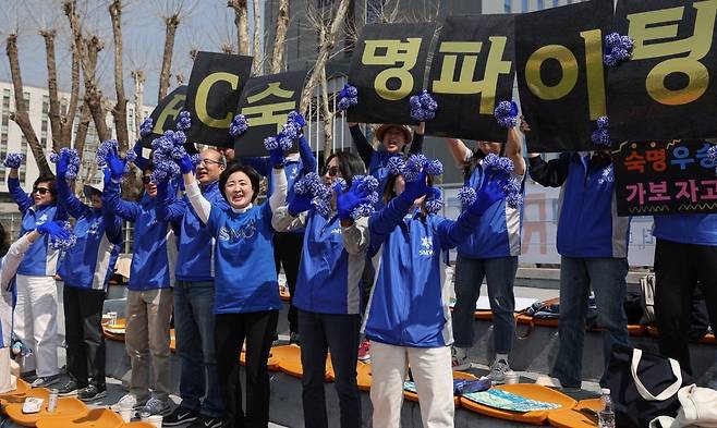 서울 공릉동 서울과학기술대 축구장에서 3월 31일 열린 ‘제1회 한국 여자대학 스포츠 교류전’에서 장윤금 숙명여대 총장을 비롯한 교직원들이 학생들을 응원하고 있다. 사진=연합뉴스