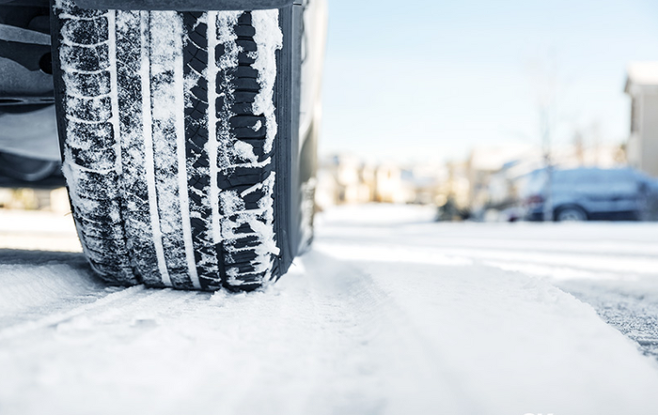 눈이 쌓인 도로를 달리는 차량 이미지. 겨울용 타이어는 패턴이 더 많고 홈이 깊어 눈길을 효과적으로 달릴 수 있다. SK이노베이션 제공