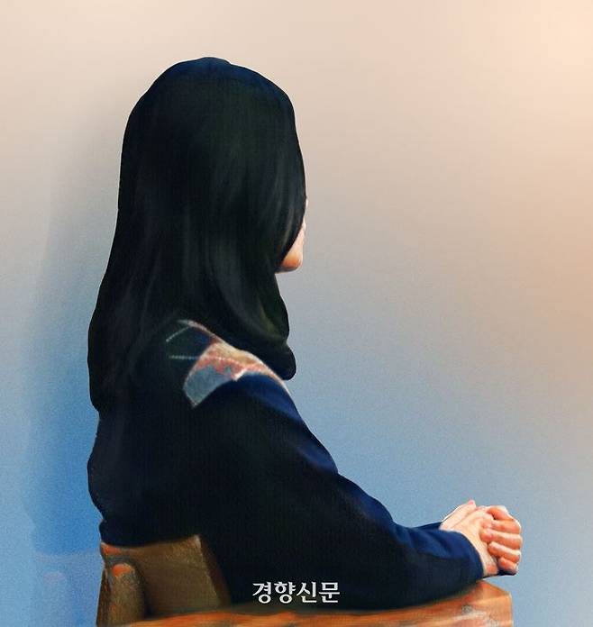 박진성 시인 2심 실형 선고 관련 피해자 김현진씨가 지난달 19일 서울 정동 경향신문사에서 인터뷰 하고 있다. 얼굴 공개를 원치 않는 김씨의 사진을 재가공했다. 강윤중·이아름 기자