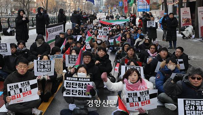 ‘팔레스타인과 연대하는 한국 시민사회 긴급행동’ 회원들이 24일 서울 중구 무교동 사거리에서 집회를 하고 있다. 김창길기자