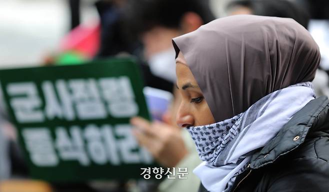 ‘팔레스타인과 연대하는 한국 시민사회 긴급행동’ 회원들이 24일 서울 중구 무교동 사거리에서 집회를 하고 있다. 김창길기자