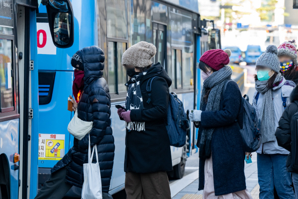 부산진구 서면지하상가 인근 버스 정류장에서 시민들이 추위에 떨며 버스에 탑승하고 있다. 이원준 기자