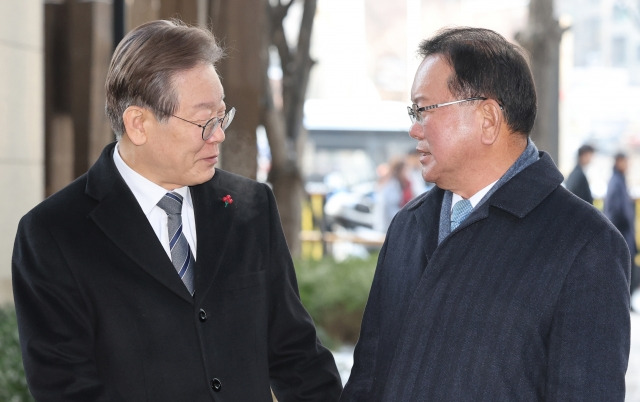 더불어민주당 이재명 대표와 김부겸 전 국무총리가 20일 오전 회동을 위해 종로구 해남2빌딩에 들어서며 입장 발표를 준비하고 있다. 연합뉴스