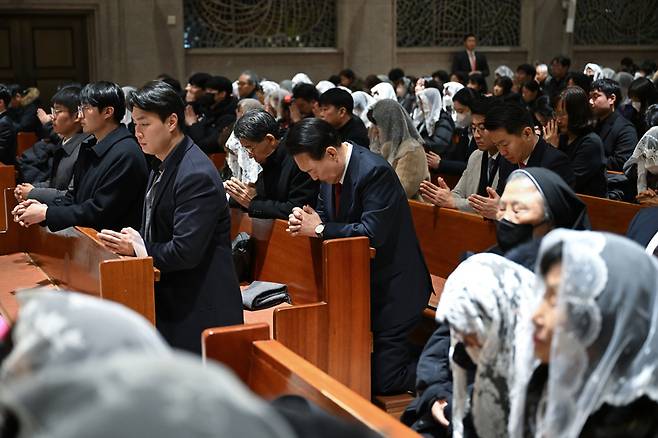 윤석열 대통령이 크리스마스 이브인 오늘(24일) 저녁 서울 종로구 혜화동성당에서 진행된 성탄 대축일 미사에 참석하고 있다. /사진=대통령실