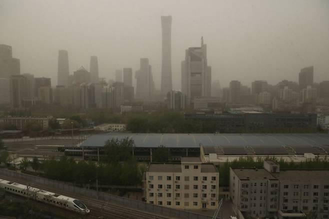 최근 몇년간 개선돼온 중국의 공기 질이 10년 만에 처음으로 다시 악화했다는 조사 결과가 나왔습니다. 사진은 대기 오염으로 뿌연 중국 베이징. /사진=로이터