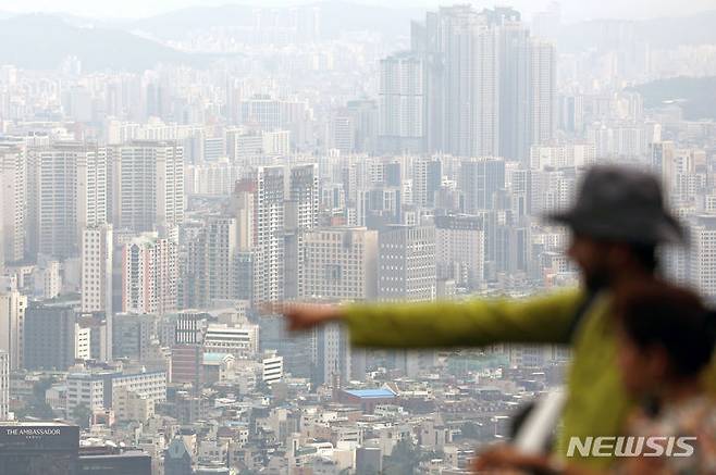 [서울=뉴시스] 조성우 기자 = 서울 아파트 매매가격이 14주 연속 상승했다. 한국부동산원에 따르면 8월 셋째 주 전국 주간 아파트가격 동향을 조사한 결과 매매가격은 0.07% 올라 전주(0.04%) 대비 0.03%포인트 상승했다. 사진은 27일 서울 남산에서 바라본 아파트 단지 모습. 2023.08.27. xconfind@newsis.com