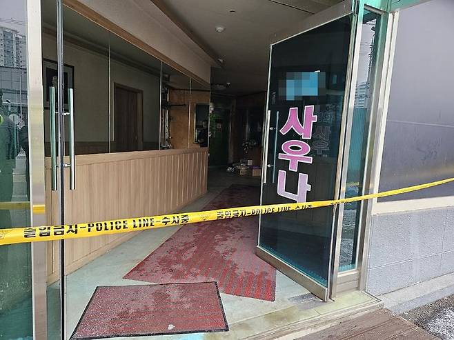 [세종=뉴시스] 송승화 기자 = 24일 새벽 세종시 조치원읍 한 목욕탕에서 감전 사고로 사망자 2명이 발생한 가운데 현장 입구에 폴리스라인이 설치돼 있다. 2023.12.24. ssong1007@newsis.com *재판매 및 DB 금지