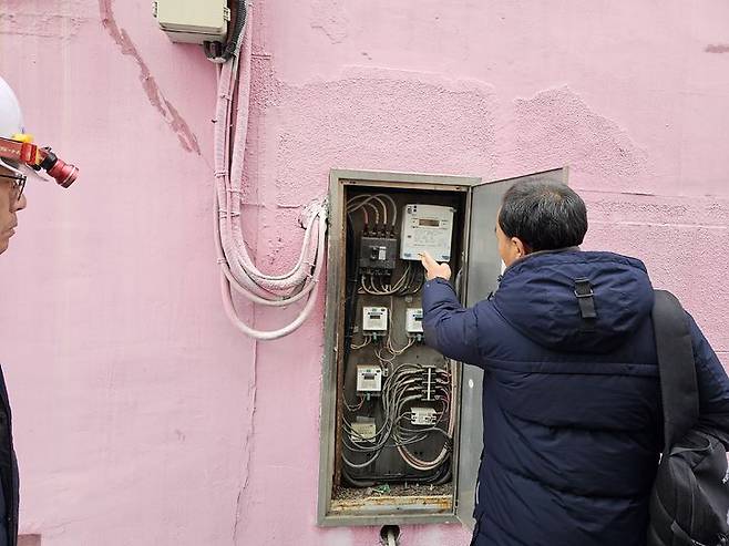 세종=뉴시스] 송승화 기자 = 24일 오전 5시 37분께 세종시 조치원읍 한 목욕탕에서 전기 감전 사고가 발생한 건물 외부에 있는 전기 시설을 관계자가 살펴보고 있다. 2023.12.24. ssong1007@newsis.com *재판매 및 DB 금지