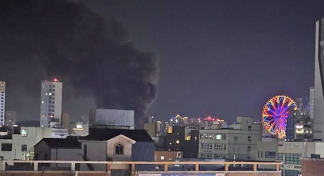 [울산=뉴시스] 박수지 기자 = 24일 오후 울산시 남구 삼산동 한 창고에서 불이나 연기가 올라오고 있다. 2023.12.24. (사진=독자 제공) photo@newsis.com *재판매 및 DB 금지