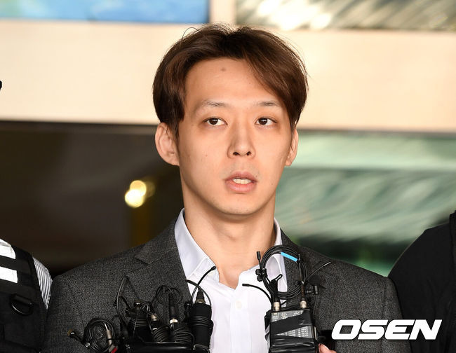 [OSEN=수원, 이대선 기자] 3일 오전 마약 투약 혐의로 구속된 배우 박유천이 경기남부지방경찰청에서 수원지검에 송치됐다.배우 박유천이 검찰로 송치되며 취재진의 질문에 답하고 있다. /sunday@osen.co.kr