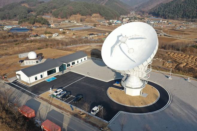 서울대 평창캠퍼스 내에 있는 한국우주전파관측망(KVN) 21m 전파망원경은 230GHz 대역을 관측할 수 있는 단일 전파망원경 중 세계에서 세 번째로 큰 망원경이다.사진 :한국천문연구원.
