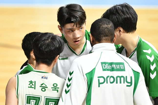 강상재(가운데). /사진=KBL