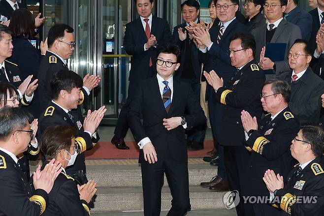 직원들에게 박수 받는 한동훈 장관 (과천=연합뉴스) 한종찬 기자 = 한동훈 법무부 장관이 21일 오후 과천 법무부 청사에서 이임식을 마치고 청사를 떠나고 있다. 2023.12.21 saba@yna.co.kr