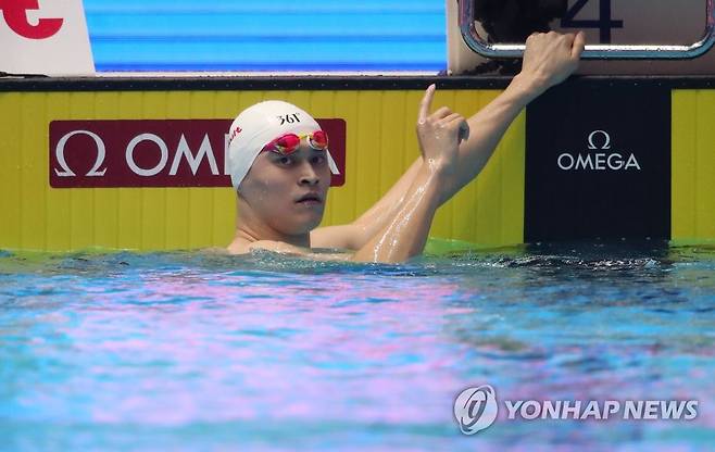 쑨양 '내가 1위' (광주=연합뉴스) 김인철 기자 = 21일 광주광역시 광산구 남부대시립국제수영장에서 열린 2019 광주세계수영선수권대회 경영 남자 자유형 400m 예선에서 중국 쑨양이 경기 후 기록을 확인하고 있다. 2019.7.21 yatoya@yna.co.kr