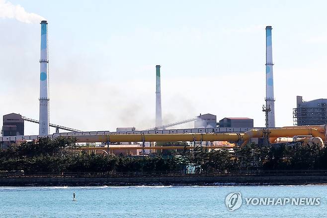 방산작업으로 배출되는 가스와 불 (포항=연합뉴스) 손대성 기자 = 23일 경북 포항시 남구 포스코 포항제철소에서 불이 난 뒤 부생가스를 밖으로 내보내는 방산작업 과정에서 공장 곳곳에 불과 함께 검은 연기가 나고 있다.
    이 때문에 주민들은 대형 화재가 난 것이 아닌지 불안에 떨어야 했다. 2023.12.23 sds123@yna.co.kr