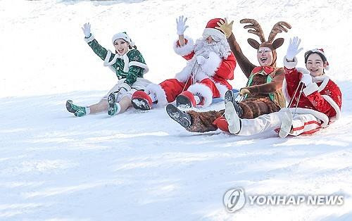 크리스마스이브에는 눈썰매  (대구=연합뉴스) 윤관식 기자 = 크리스마스이브인 24일 대구 달서구 이월드 눈썰매장에서 산타 분장을 한 직원이 눈썰매를 타고 있다. 2023.12.24
    psik@yna.co.kr