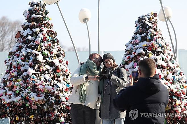 화이트 크리스마스 이브를 기념하며 (서울=연합뉴스) 박동주 기자 = 24일 오전 남산을 찾은 외국인들이 겨울 풍경을 만끽하며 기념촬영을 하고 있다. 2023.12.24 pdj6635@yna.co.kr