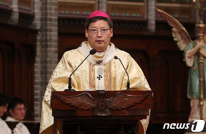 정순택 천주교 대주교(서울대교구장)가 24일 자정 서울 중구 명동성당에서 주님 성탄 대축일 밤미사를 집전하고 있다. 2023.12.25/뉴스1 ⓒ News1 박세연 기자