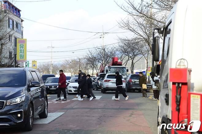 25일 오후 대구 북구 팔거천 야외스케이트장 앞 일부 시민들이 차량 통행을 보면서 서둘러 길을 건너고 있다. 2023.12.25/뉴스1 ⓒ News1 이성덕 기자