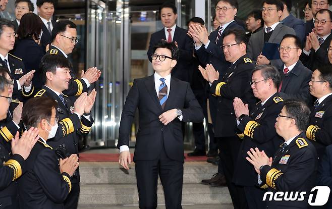 한동훈 법무부 장관이 21일 오후 경기도 과천시 정부과천청사에서 열린 이임식을 마치고 직원들 박수를 받으며 법무부 청사를 나서고 있다. 2023.12.21/뉴스1 ⓒ News1 박세연 기자