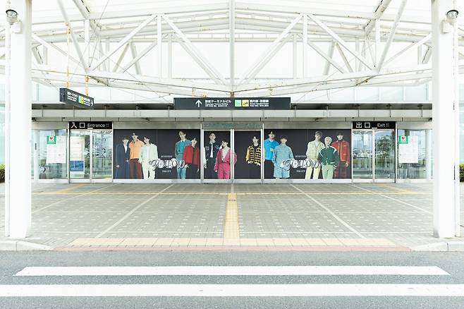 세븐틴 더 시티의 '오사카 대관람차'와 공항. /하이브 재팬