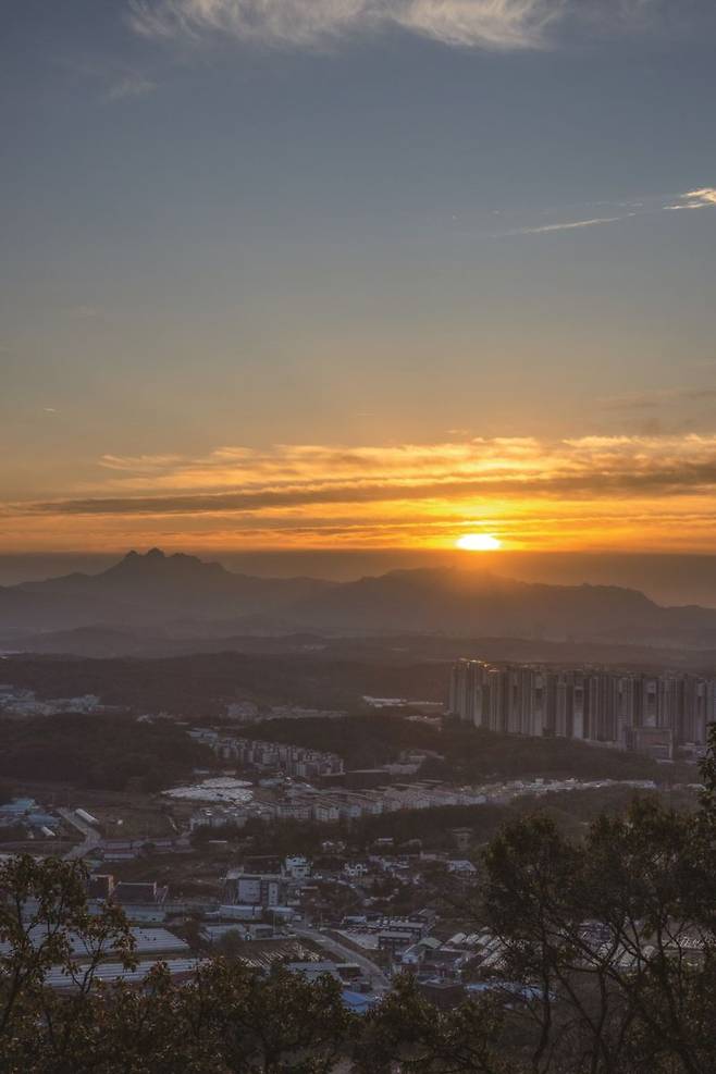 고봉산 전망대 일출. /고양시 제공