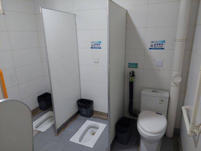 지난달 17일 둘러본 중국 베이징 난션거우 후통의 또 다른 공중 화장실의 모습. 이날 찾아간 3개의 난션거우 후통 내 공중 화장실 모두 칸막이만 설치돼 있고 별도의 '문'이 없는 개방형 구조였다. 베이징=조영빈 특파원