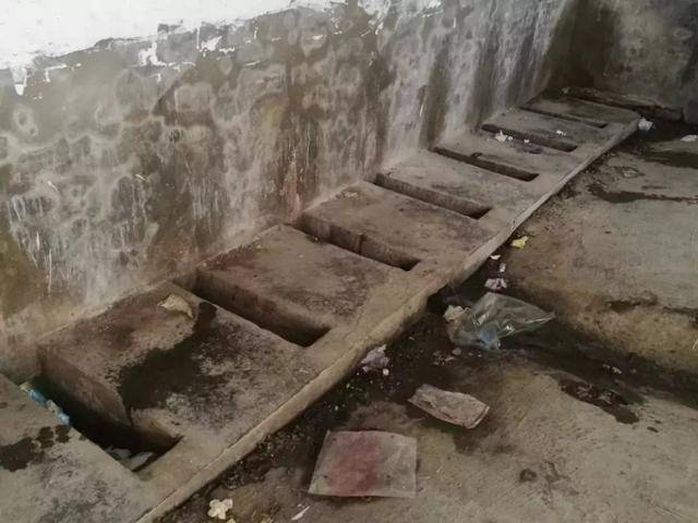 과거 중국에서 보기 어렵지 않았던 공중화장실 모습. 수세식 변기는커녕 칸막이조차 설치돼 있지 않다. 대도시에서 이 같은 화장실은 더 이상 찾기 어려워졌지만 일부 농촌 마을에는 여전히 남아 있다. 바이두 캡처