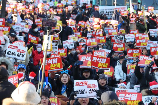 23일 오후 서울 용산구 대통령실 인근에서 시민들이 대통령 부인 김건희 여사에 대한 특검을 촉구하는 구호를 외치고 있다. 연합뉴스