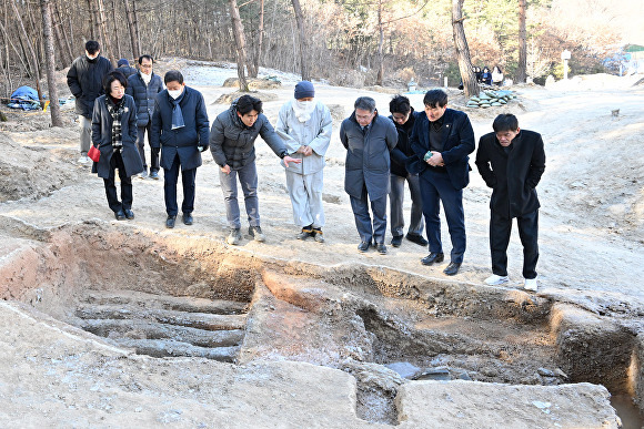 김진열 군수(오른쪽 세번째)가 관계자들과 통일신라 기와가마터 설명을 듣고 있다. [사진=군위군]