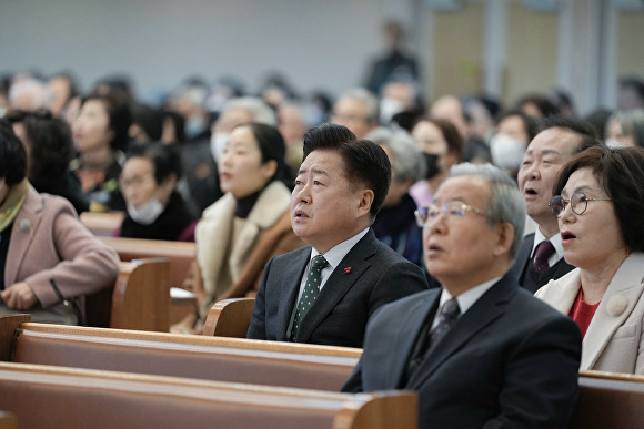 오영훈 제주도지사가 25일 오전 제주영락교회 성탄절 예배에 참석하고 있다. [사진=제주특별자치도 ]