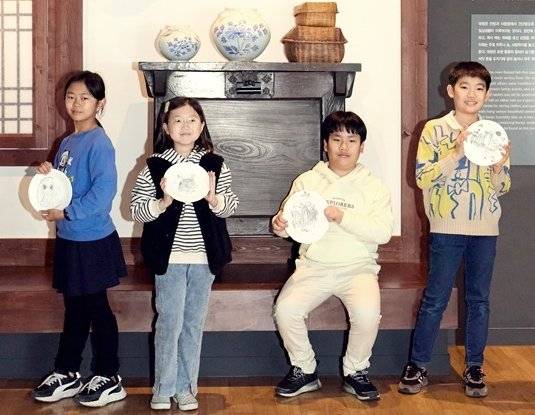 왕희재(서울 마포초 5) 학생기자·김태연(인천 진산초 4) 학생모델과 추승찬(서울 역촌초 5)·김서호(서울 자곡초 4·왼쪽부터) 학생기자가 경기도자박물관에서 우리나라 자기에 대해 알아봤다. 사진=이대원(오픈스튜디오)