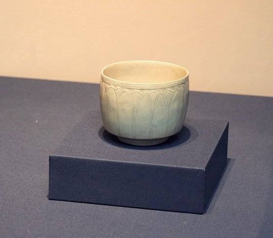 12세기(고려) 제작된 백자 양각 연판문 잔. 차를 담아 마시는 찻잔이었으며, 연꽃을 형상화한 연판문을 양각해 장식했다.