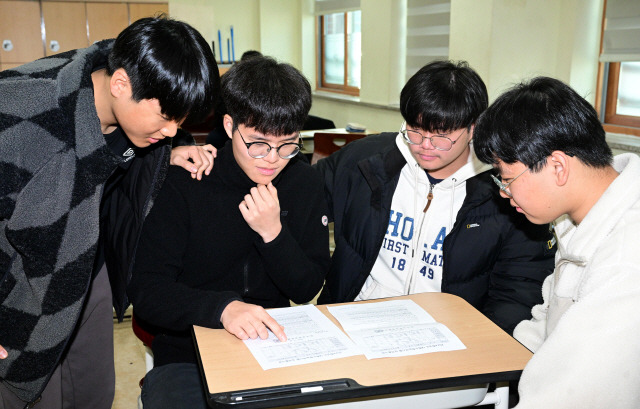 ▲ 2024 대학수학능력시험 성적표배부일인 지난 8일 춘천고등학교에서 학생들이 성적표를 확인하고 있다, [강원도민일보 자료사진]