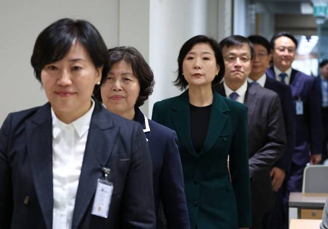 농림축산식품부 송미령(왼쪽부터), 국가보훈부 강정애, 중소벤처기업부 오영주, 기획재정부 최상목, 국토교통부 박상우, 해양수산부 강도형 장관 후보자가 4일 서울 용산 대통령실 청사에서 열린 인사 발표에 입장하고 있다. 연합뉴스