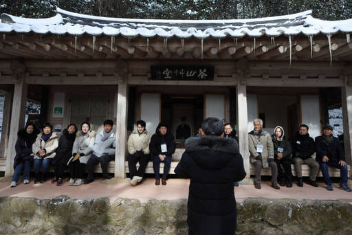 지난 18일 전라남도 강진군의 다산초당에서 ‘기회의 경기실학 청년교류단’이 해설사의 설명을 고 있다. 실학박물관 제공