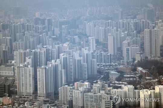 지난 24일 오전 서울 남산에서 바라본 서울 시내 아파트단지 모습. 연합뉴스.